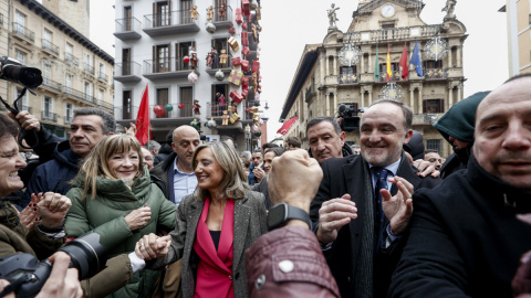 La exalcaldesa de Pamplona, Cristina Ibarrola (c-i) y el presidente de UPN, Javier Esparza (c-) saludan a los asistentes a la concentración en su apoyo en la plaza del Ayuntamiento de Pamplona.