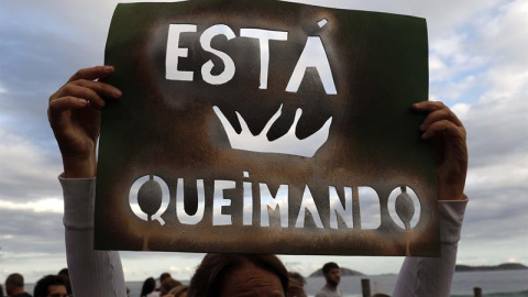 25/08/2019 - Miles de personas marchan a favor de la Amazonía y en contra el presidente brasileño Jair Bolsonaro en la playa de Ipanema, Río de Janeiro (Brasil) 7 EFE (MARCELO SAYÄO)