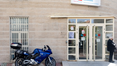 Una persona espera a las puertas del Centro de Salud Federica Montseny del Servicio de Urgencias de Atención Primaria (SUAP),  en Madrid. E.P./Eduardo Parra