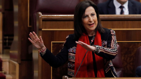 La portavoz parlamentaria del PSOE, Margarita Robles, pregunta al presidente del Ejecutivo, Mariano Rajoy,  en la sesión de control al Gobierno en el Congreso de los Diputados. EFE/Juan Carlos Hidalgo