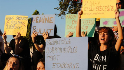 Imágenes de una marcha en Turquía contra los feminicidios. EFE/EPA/SERPIL GEDIK