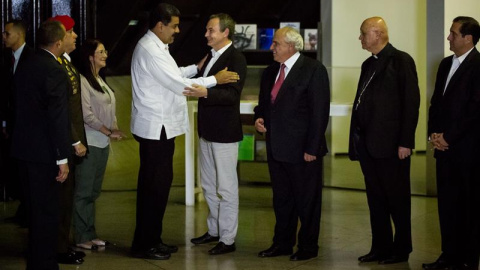 El presidente de Venezuela, Nicolás Maduro saluda al exmandatario español Jose Luis Zapatero, junto al secretario general de la Unión de Naciones Suramericanas (Unasur), Ernesto Samper, antes de la reunión entre oposición y Gobierno en Cara