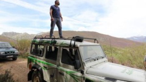 Cachondeo en Twitter por una foto de Ortega Smith subido al techo de un jeep para "defender el arte románico"