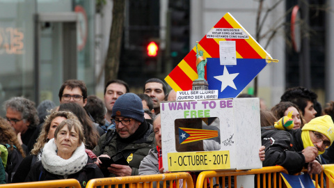 Una delegación de diputados de ERC y un centenar de simpatizantes llegados de Barcelona y Lleida arropan a las puertas del Tribunal Supremo a la exdiputada de la CUP Mireia Boya citada a declarar por el juez que investiga a la cúpula del pr