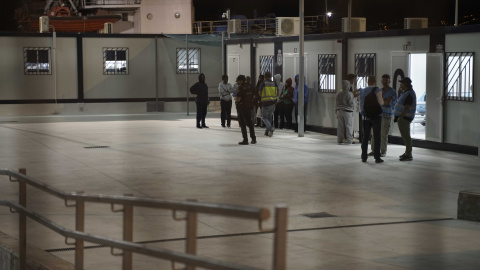 Migrantes y personas de la Policía Nacional y FRONTEX, en el interior del CATE de Málaga.- ENTREFRONTERAS