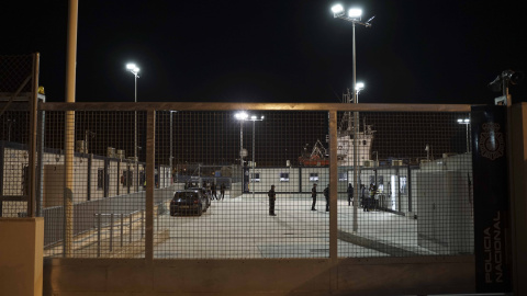 Migrantes y agentes de Policía, en el interior del Centro de Atención Temporal para Extranjeros de Málaga.-ENTREFRONTERAS