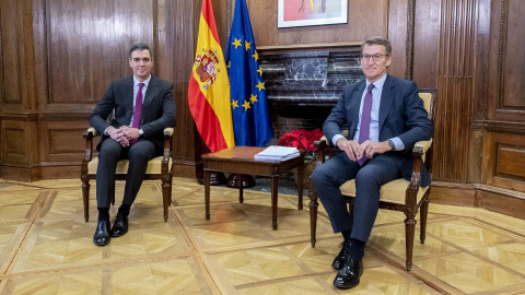 El presidente del Gobierno, Pedro Sánchez (i), y el líder del PP, Alberto Núñez Feijóo (d), posan durante una reunión, en el Congreso de los Diputados, a 22 de diciembre de 2023