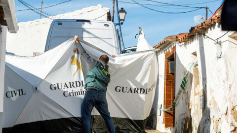 Agentes de la Guardia Civil continúan con el registro de la casa de Bernardo Montoya. (RAÚL CARO | EFE)