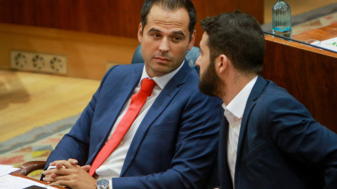 14/08/2019. Los diputados de Ciudadanos en la Asamblea de Madrid, Ignacio Aguado y César Zafra, durante el debate y votación del segundo pleno de la candidata del PP a la Presidencia de la Comunidad de Madrid en la Asamblea madrileña.