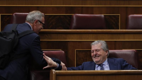 El ministro de Cultura José Guirao y su antecesor, Íñigo Méndez de Vigo, se saludan este miércoles en el Congreso. EFE/Javier Lizón