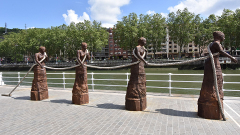 Conjunto escultórico de Dora Salazar homenajea a las sirgueras junto a la ría en Bilbao.