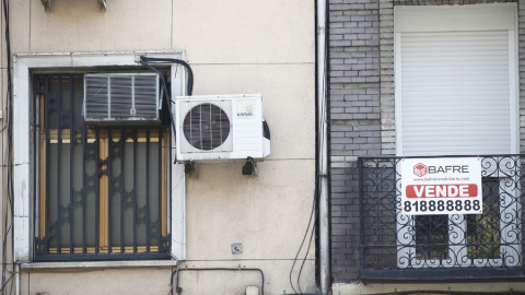 Cartel de 'se vende' en el balcón de un piso de un edificio de Madrid. E.P./Eduardo Parra