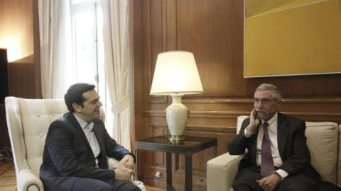 El primer ministro griego, Alexis Tsipras, en su despacho, con el premio nobel de Economi Paul Krugman.- EFE