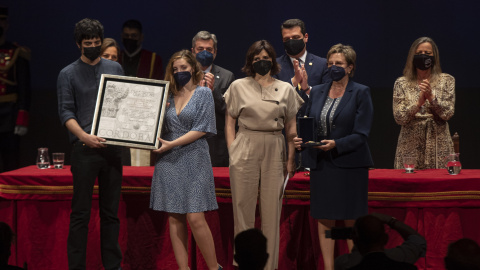 16/05/2021. La familia de Julio Anguita recoge el título de Hijo Adoptivo en el Gran Teatro, en Córdoba. - EUROPA PRESS