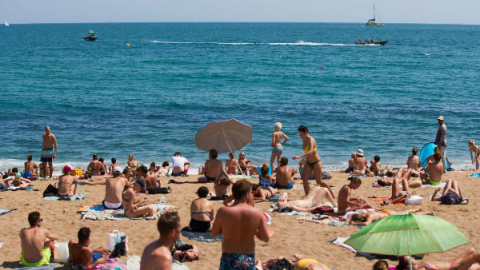 Playa de la Barceloneta cerrada el pasado domingo por la aparición de una bomba de la Guerra Civil | EFE