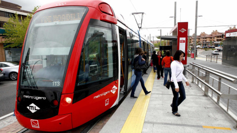 Uno de los convoyes del Metro Ligero Oeste. EFE/Archivo