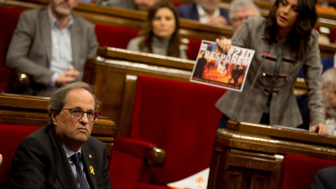 Inés Arrimadas muestra a Quim Tora una fotografía de los CDR -  EFE/ Quique García