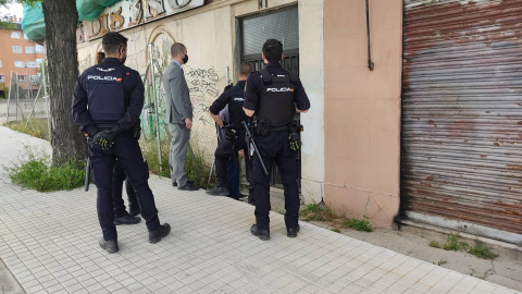 Agentes de la Policía Nacional esperan a que el joven abra la puerta delante de su abogado.