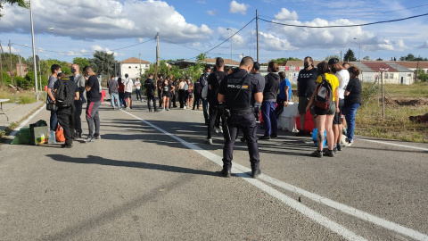 La Policía identifica a los activistas que estaban en la zona.