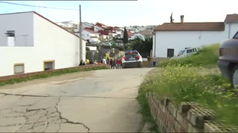 Vecinos de El Campillo asaltan el coche que llevaba a Bernardo Montoya