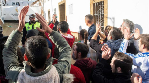 19/12/2018.- Vecinos de el Campillo (Huelva), han saltado el cordón policial para increpar a Bernardo Montoya, el autor confeso de la muerte de la joven zamorana de 26 años Laura Luelmo, a su llegada a dicho municipio, concretamente a su vi