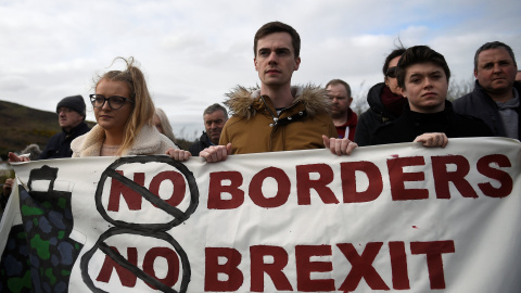 Un grupo de personas en una manifestación contra el brexit. | Reuters