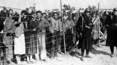 Refugiados españoles en el campo de internamiento de Argelès-Sur-Mer, en el este de Francia, donde fueron a parar la mayoría de los republicanos que huyeron por Catalunya