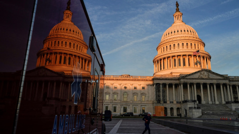 Vista del edificio del Capitolio, que alberga la Cámara de Representantes y el Senado de EEUU, en el atardecer. REUTERS/Joshua Roberts