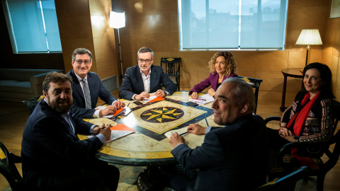 La portavoz del PSOE, Margarita Robles (d) y los miembros de la dirección de su grupo Meritxell Batet (3d) y Rafael Simancas (2d), mantienen un encuentro con el secretario general de Ciudadanos, José Manuel Villegas (3i), el portavoz del gr