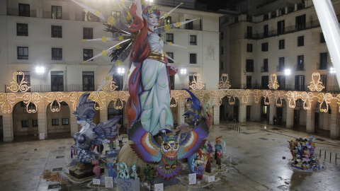 El monumento 'Con otra mirada' en la Plaza del Ayuntamiento de Alicante como parte de las tradicionales fiestas de les Fogueres de Sant Joan 2019