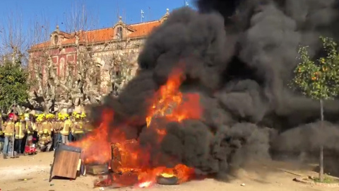 Un millar de bomberos se manifiestan en Barcelona