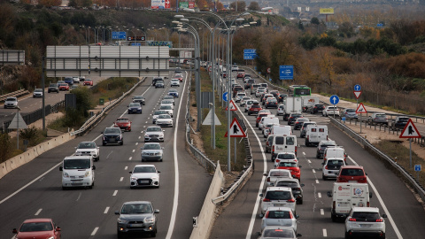 Varios coches circulan por la autovía A3, a 5 de diciembre de 2023, en Madrid.