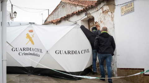 19/12/2018.- Efectivos de la Guardia Civil colocan una mampara para inspeccionar la vivienda de Bernardo Montoya, el autor confeso de la muerte de la joven zamorana de 26 años Laura Luelmo, que ha abandonado su vivienda en El Campillo (Huel