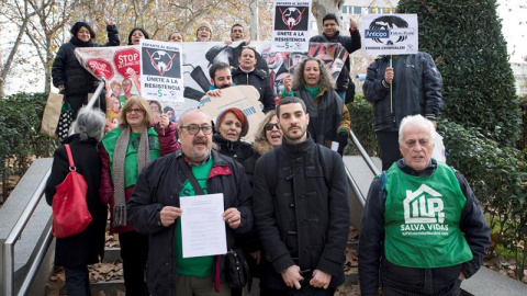 Activistas de la Plataforma de Afectados por la Hipoteca (PAH), durante la acción de protesta antes de registrar una acción judicial en la Audiencia Nacional contra sociedades del fondo buitre estadounidense Blackstone, que se ha convertido