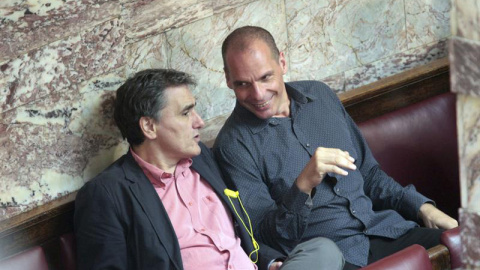 El ministro de Finanzas griego, Euclides Tsakalotos, charla con su predecesor en el cargo, Yanis Varoufakis. / EFE