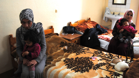 Las madres y sus hijas en un hostal de Melilla.- IRENE QUIRANTE