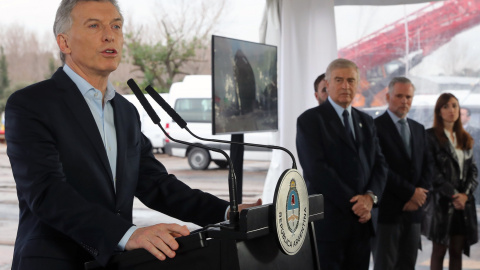 29/08/2019.- Fotografía cedida por la Presidencia argentina que muestra al presidente de Argentina, Mauricio Macri (i), mientras habla durante la botadura del buque Santiago S. Tandanor este jueves, en el puerto de Buenos Aires (Argentina).