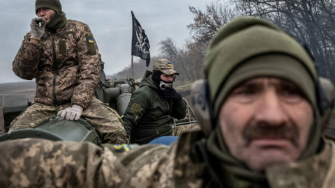 Militares ucranianos cerca de una línea del frente en la región de Jersón, Ucrania, a 9 de noviembre de 2022.