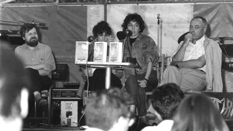 Xela Arias presenta la colección 'Grandes do Noso Tempo', de Xerais, acompañada de Xavier Baixeiras, Maló Cabrera y Valentín Arias, en la Feria del Libro de Vigo, de 1989.