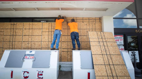 Los trabajadores cierran las ventanas en preparación para el huracán Dorian en Cocoa Beach, Florida, Estados Unidos. EFE / EPA / JIM LO SCALZO