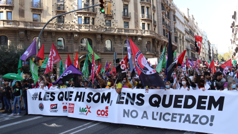 Imatge de la capçalera de la manifestació d'aquest dijous al centre de Barcelona per reclamar la regularització dels interins sense la necessitat d'oposicions.