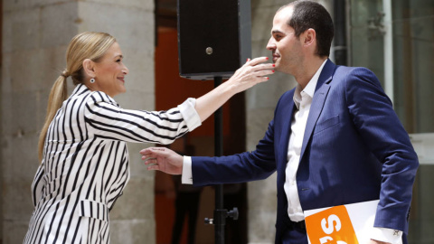 El líder de Ciudadanos en Madrid, Ignacio Aguado, y la presidenta de la Comunidad, Cristina Cifuentes, en la Asamblea. Archivo EFE