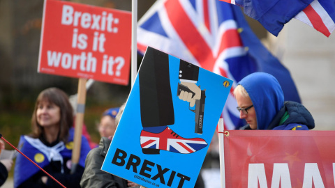 Manifestantes protestan contra el brexit. REUTERS/Archivo