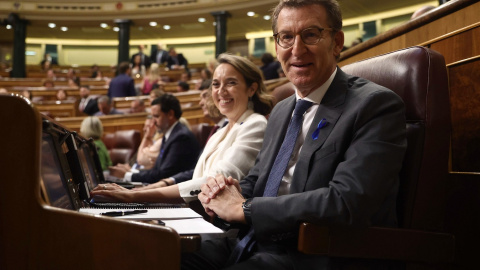 El presidente del PP, Alberto Núñez Feijóo, con la secretaria general y portavoz parlamentaria del partifdo, Cuca Gamarra,  durante la primera jornada del Debate sobre el Estado de la Nación, en el Congreso de los Diputados. E.P./Eduardo Pa