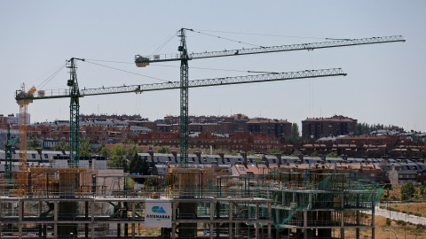 Edificios de viviendas en construcción en la zona norte de Madrid. REUTERS/Andrea Comas