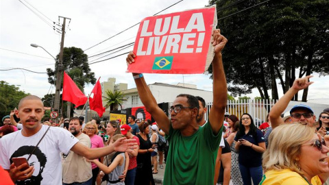 Seguidores del expresidente Luiz Inácio Lula da Silva se concentran para exigir su liberación frente a la cárcel donde cumple su condena, en Curitiba. - EFE