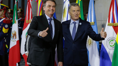 17-07-2019. Mauricio Macri, presidente de Argentina, y Jair Bolsonaro, presidente de Brasil, señalan con el pulgar hacia arriba al comienzo de la Cumbre del Mercosur. Isac Nobrega / Palacio Planalto