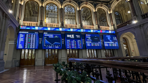 Varios paneles y monitores muestran la evolución del Ibex y del resto de los valores, en el patio de negociación de la Bolsa de Madrid. EFE/ Altea Tejido