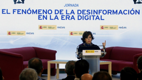 La vicepresidenta del Gobierno, Soraya Sáenz de Santamaría, durante la intervención con la que ha inaugurado una jornada de debate sobre las noticias falsas en España, "El fenómeno de la desinformación en la era digital", organizada por la 