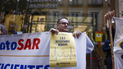 Médicos de urgencias extrahospitalarias de Atención Primaria participan este lunes en una concentración frente a la sede de la Consejería de Sanidad en Madrid.